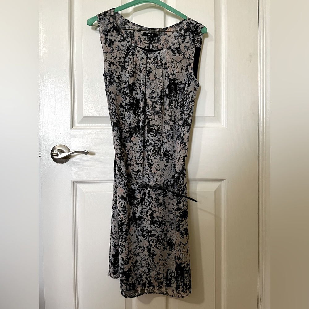Pretty Mexx lined floral sleeveless and belted dress. Size 4.